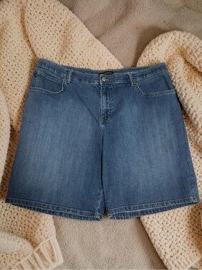 LEE (18W) Relaxed Fit Jean Shorts Stretch Medium Wash Blue